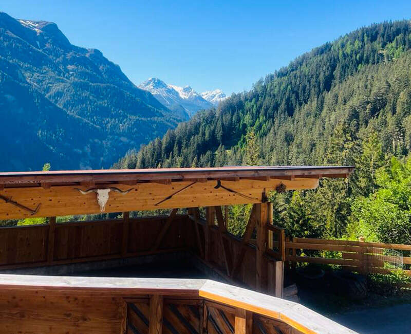 Aussicht von der Terrasse im Sommer auf die Bergwelt Weiler Kobl in Tirol