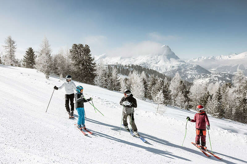 Familie beim Skifahren in Nauders im Winter