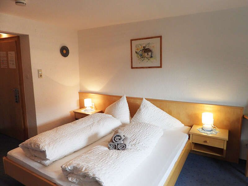 Doppelbett im Familienzimmer in Gasthaus Sonnenhof