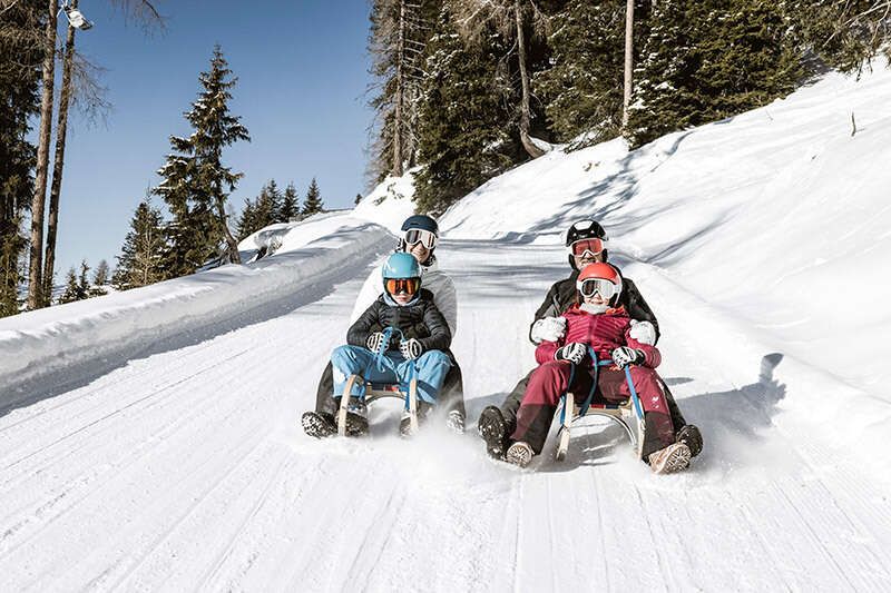 Rodeln mit der Familie in Nauders im Winter