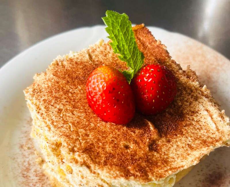 Tiramisu mit Erdbeerdeko und Minze