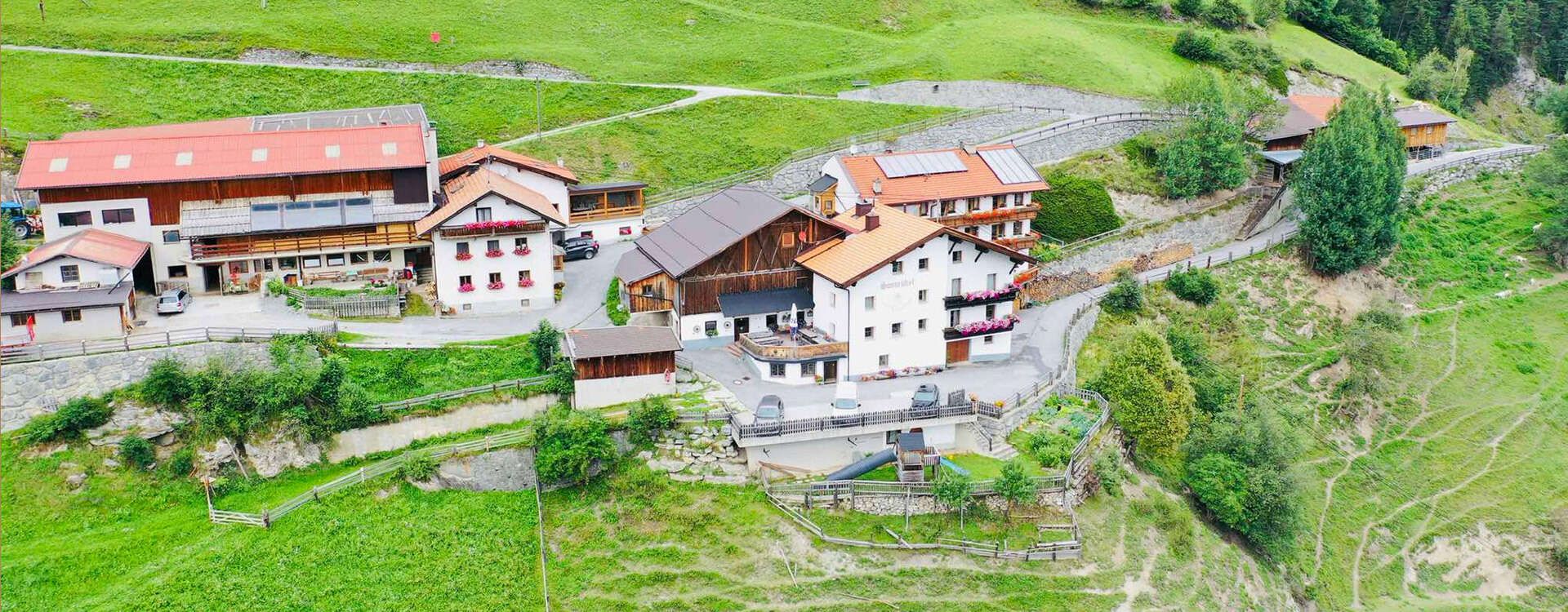 Luftaufnahme vom Gasthaus Sonnenhof im Tiroler Oberland