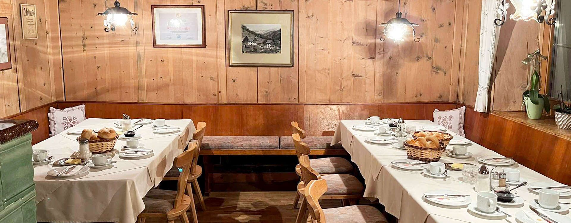 Alte Stube mit gedeckten Frühstückstischen im Gasthaus Sonnenhof