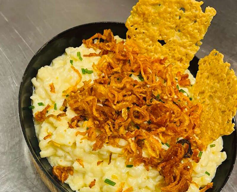 Kässpätzle mit gerösteten Zwiebeln im Gasthaus Sonnenhof