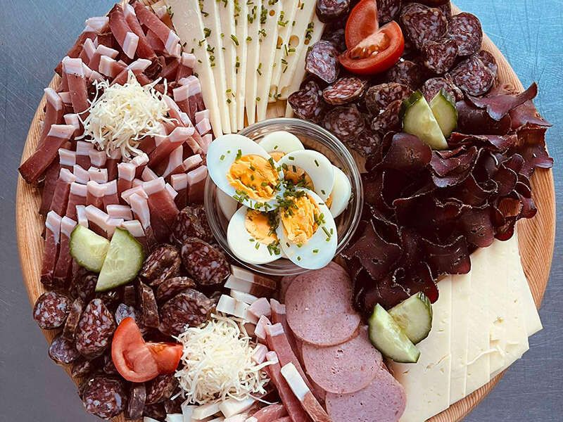 Jausenplatte mit diversen Wurstsorten, Käse, Speck und Eiern im Gasthaus Sonnenhof