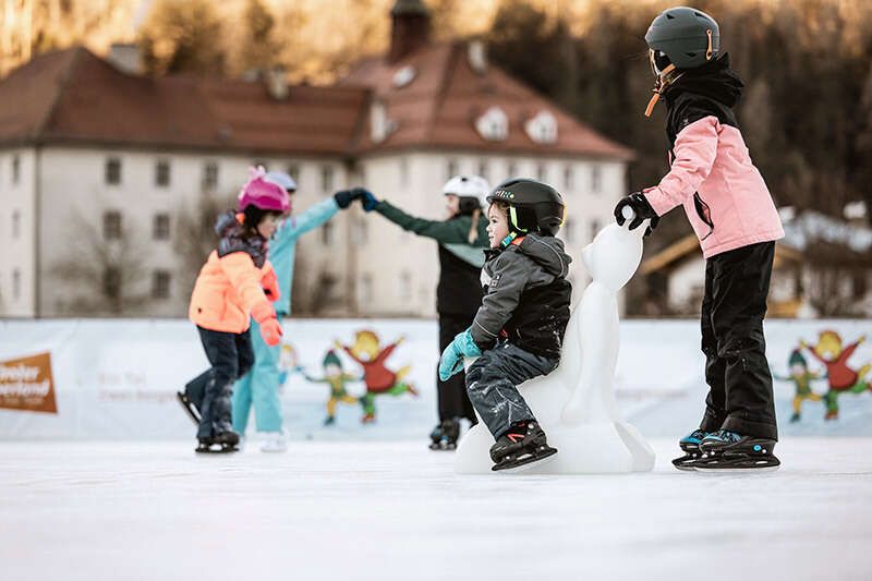 Kinder beim Eislaufen