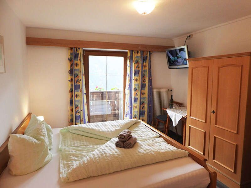 Doppelbett mit Balkon, Kasten, Sitzecke und TV