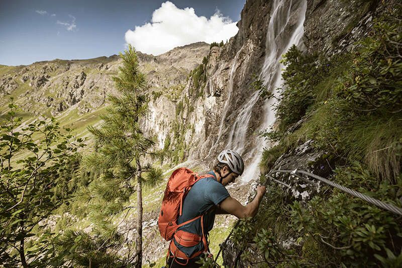 Kletterer auf dem Anton Renk Klettersteig