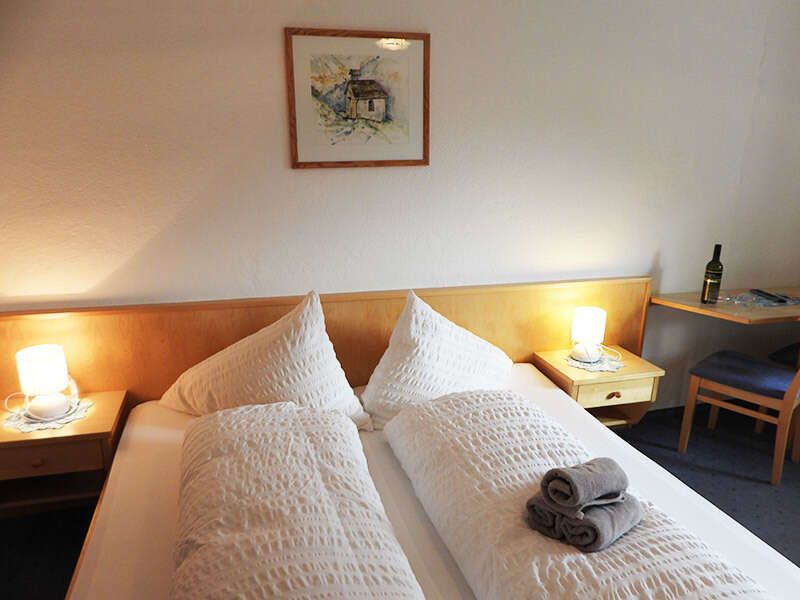 Doppelbett mit Sitzgelegenheit im Familienzimmer