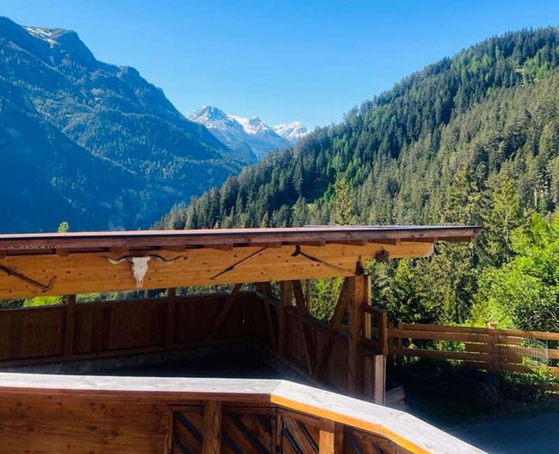 Aussicht  von der Terrasse im Sommer auf die Bergwelt Weiler Kobl in Tirol