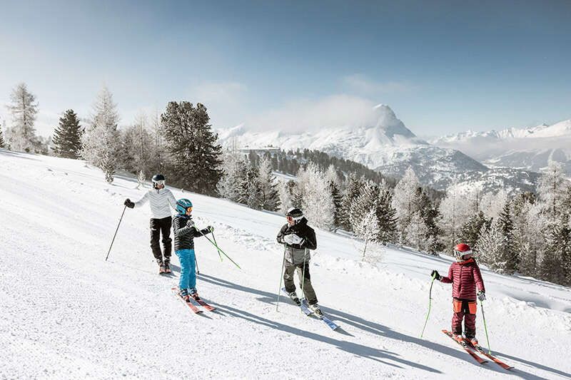 Familie beim Skifahren in Nauders im Winter