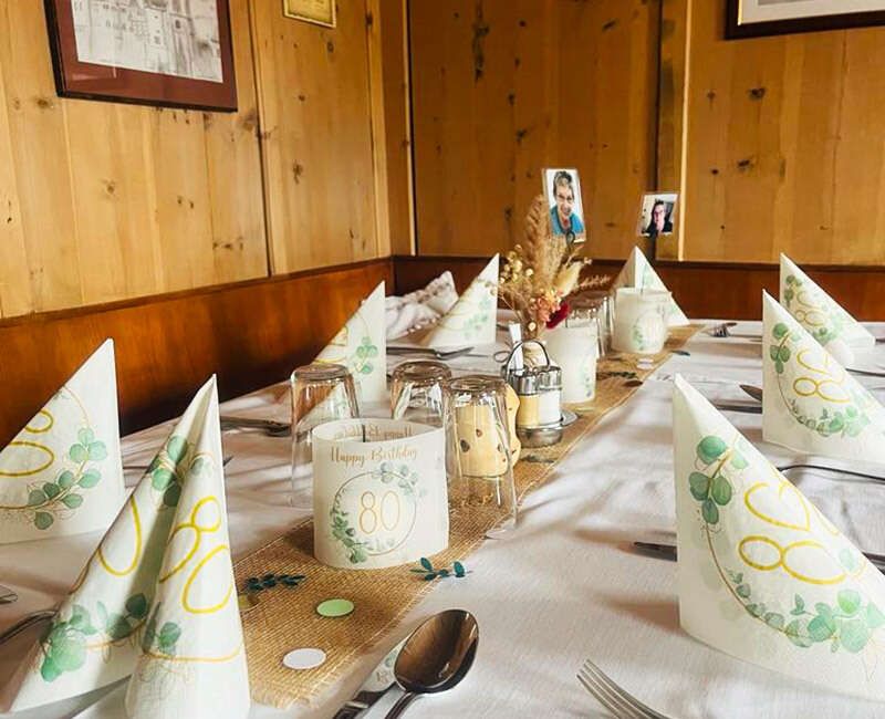 Geburtstagsfeier mit geschmückten Tische im Gasthaus Sonnenhof in Pfunds