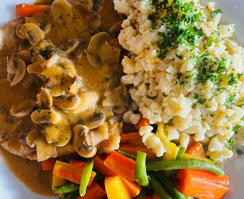 Champignonschnitzel mit Spätzle und Gemüse