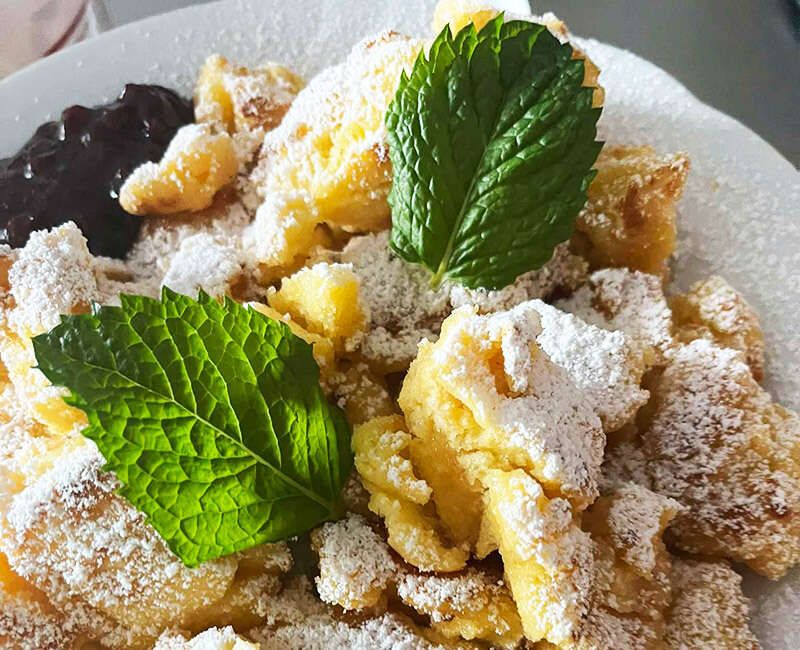 Kaiserschmarrn mit Staubzucker, Minze und Marmelade