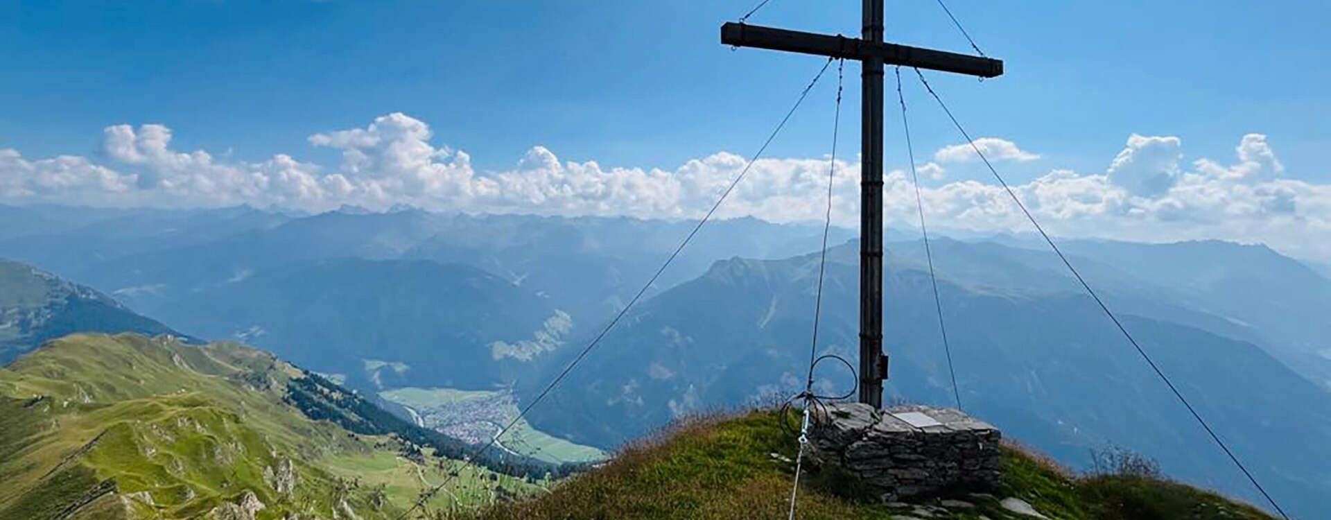 Kreuzjoch Kobl mit Gipfelkreuz im Sommer