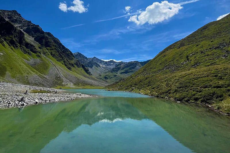 Hohenzollerhaus mit Bergsee im Sommer 