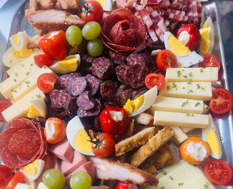 Jausenplatte mit Wurst, Käse, Speck und mehr im Sonnenhof