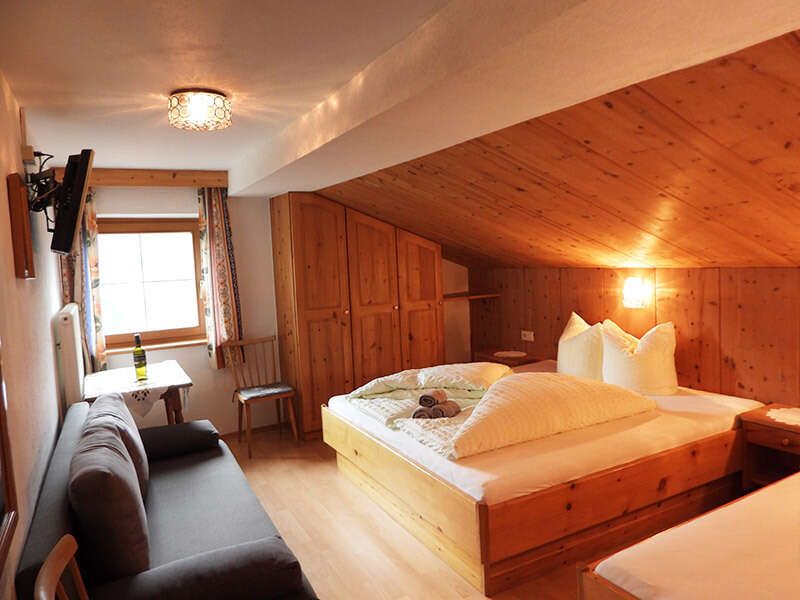 Familienzimmer mit Doppelbett, Einzelbett und Couch im Sonnenhof