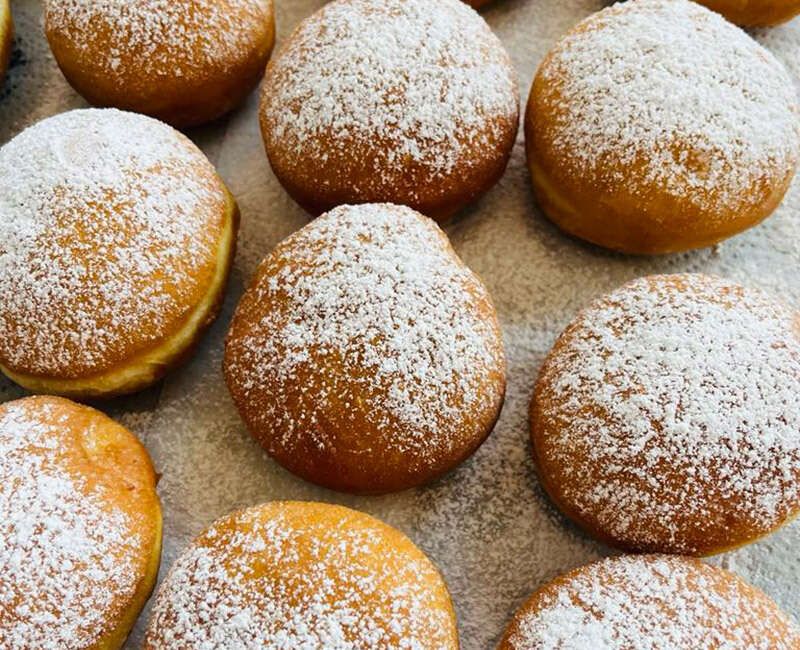 Krapfen mit Staubzucker