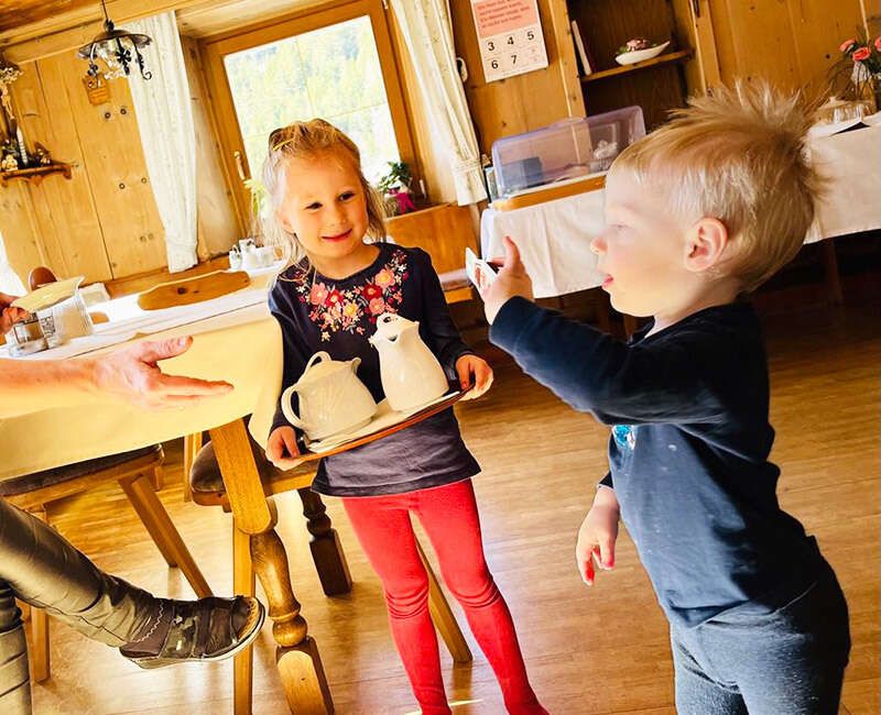 Kinder helfen beim Frühstück