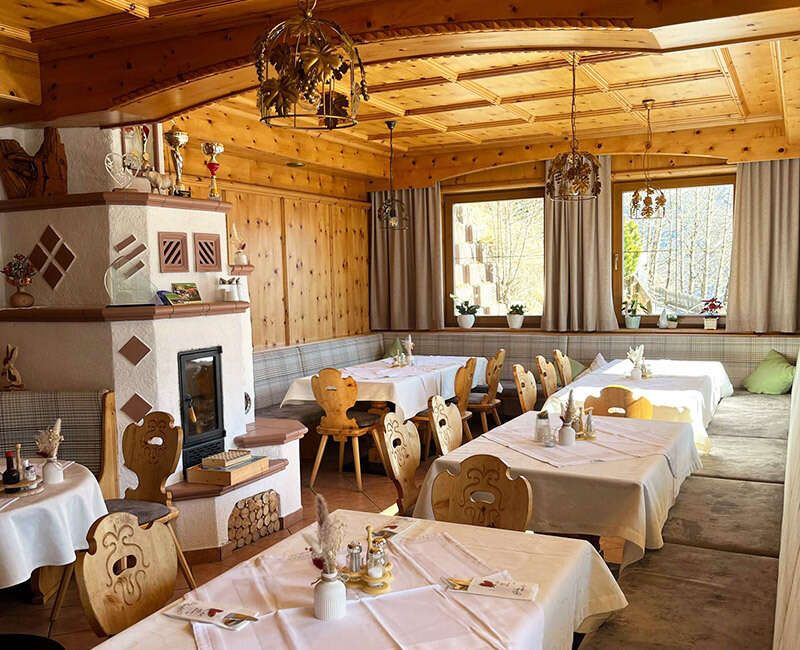 Neue Stube mit moderner Kachelofen im Gasthaus Sonnenhof