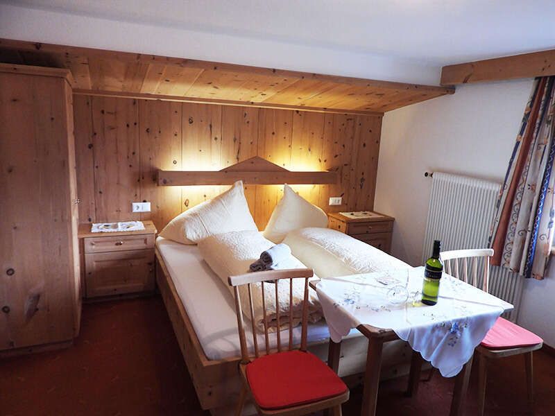 Doppelbett und Sitzgelegenheit im Familienzimmer