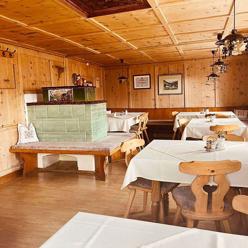 Gemütliche Holzstube mit Kachelofen im Sonnenhof